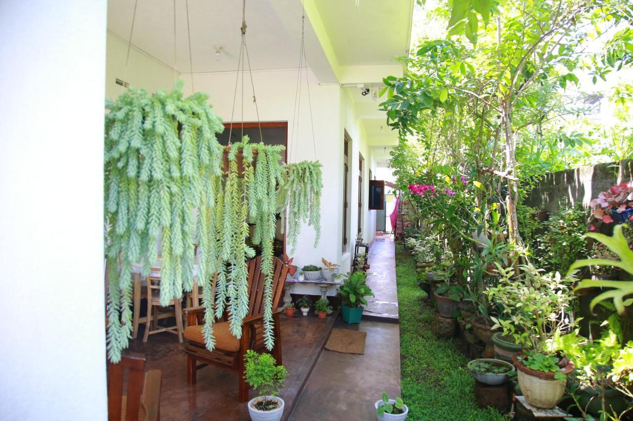 Weerakoon Garden Guest Hotel Hikkaduwa Exterior photo